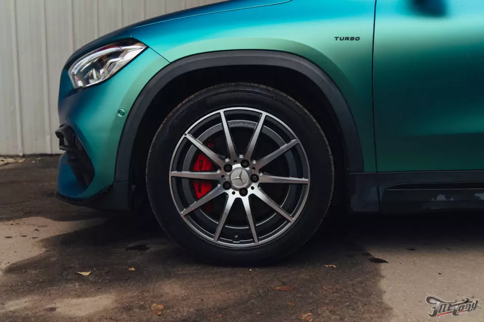 Оклеили Mercedes GLA 45 AMG в винил от Oracal в оттенке Aquamarine, покрыли пленку керамикой. Окрасили суппорта в красный цвет с логотипами AMG